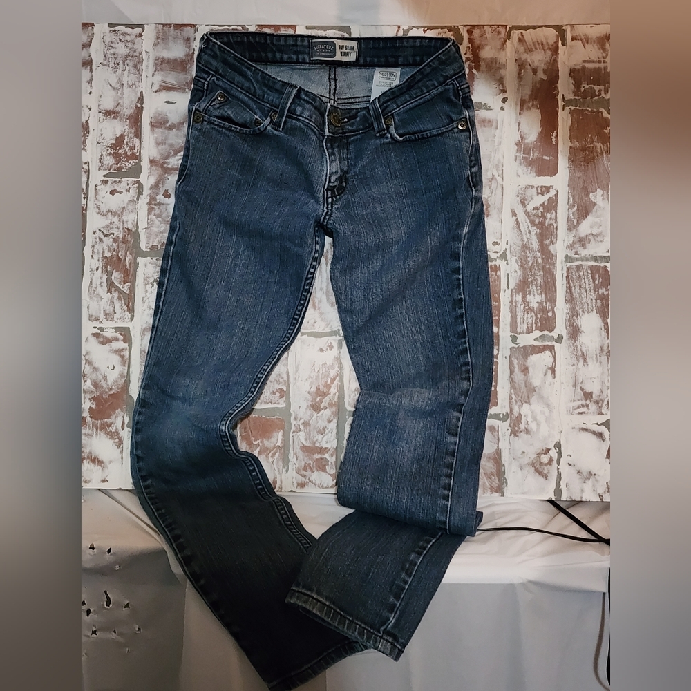 LEVI'S signature low, slim, skinny straight leg size 5 juniors